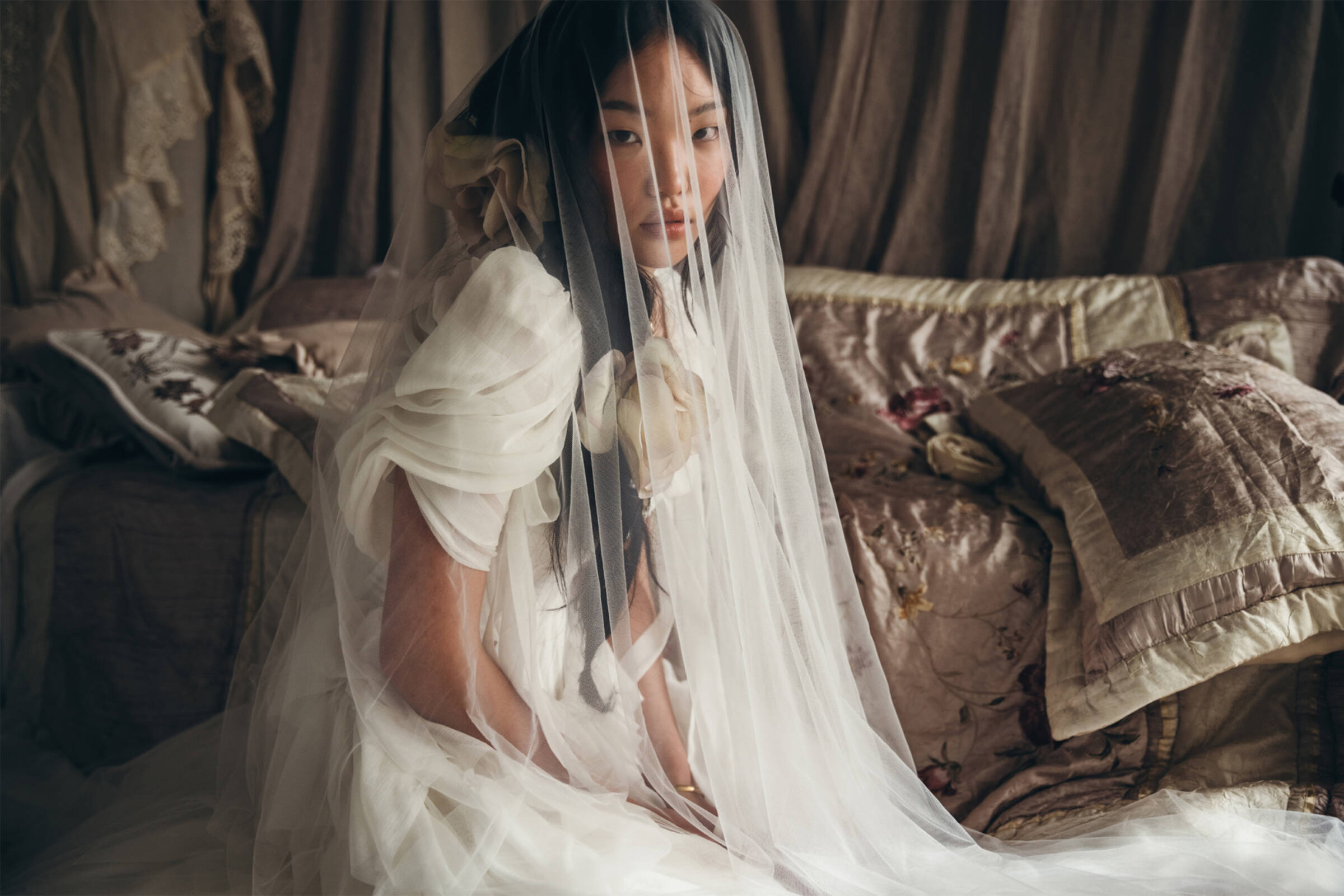 Modern Bridal | Rue de Seine, image size:2400x1601